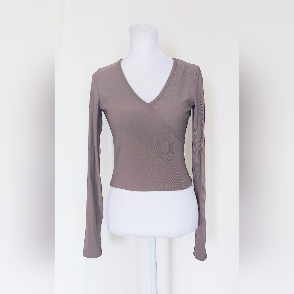 Move Theology Crossover V Neck Crop Top Taupe Womens Small